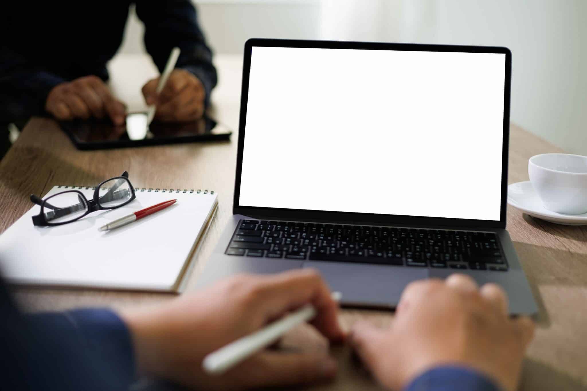 mockup blank screen computer man using laptop on desk in office laptop with blank copy space screen for your advertising text message. Plateforme CIR360