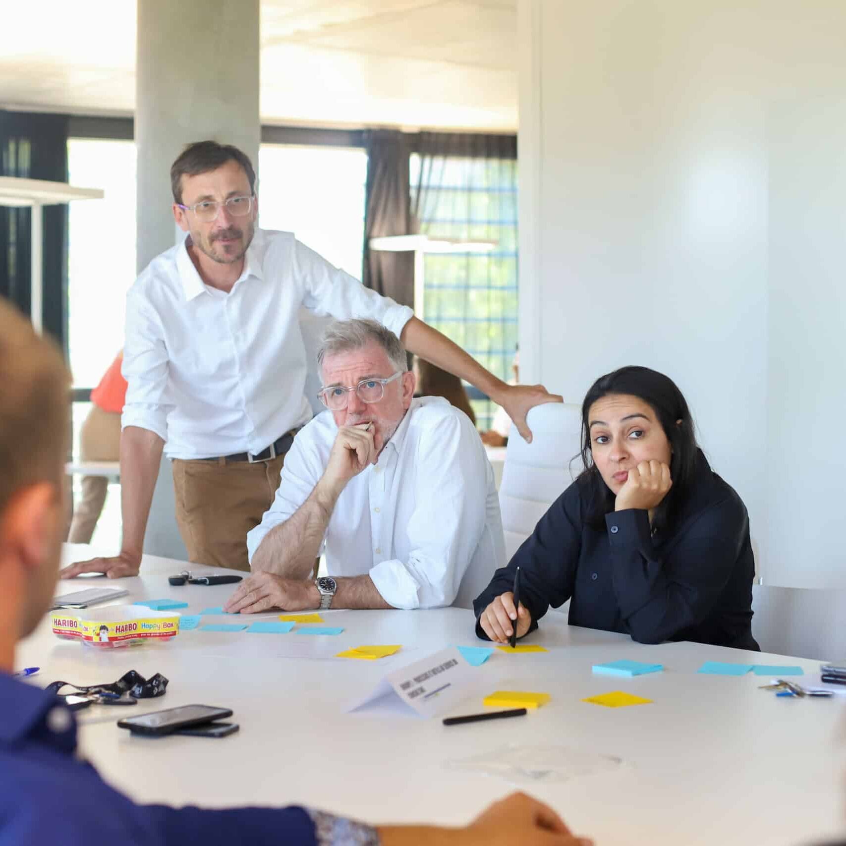 Collègues discutant lors d'un atelier interactif